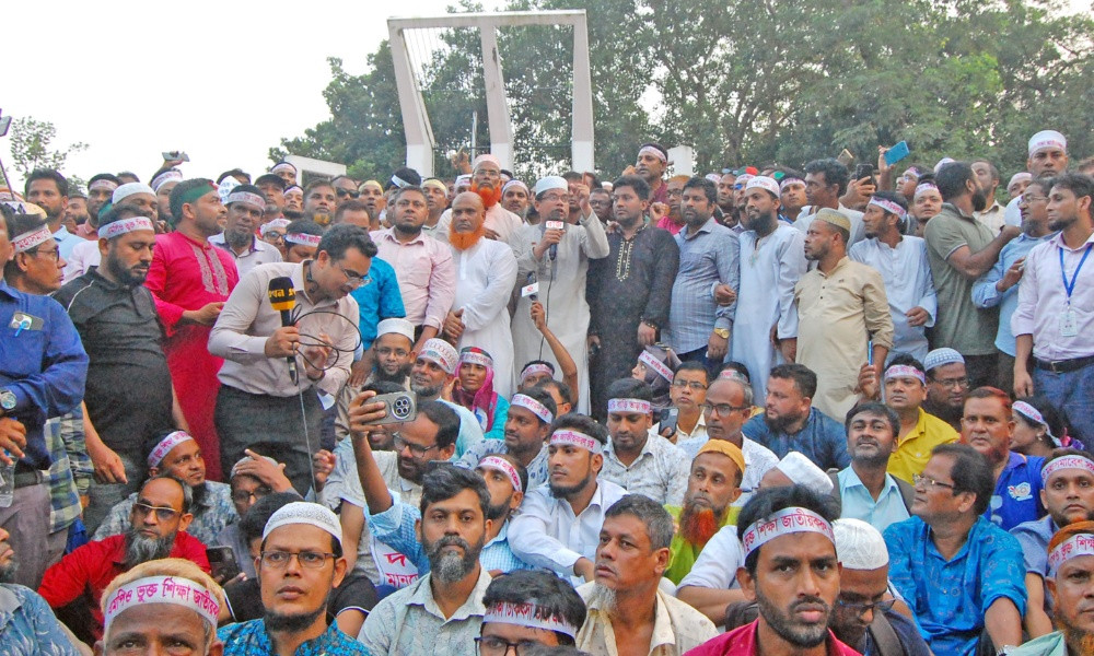শিক্ষকদের ‘মার্চ টু সচিবালয়’, হামলা হলে কঠোর কর্মসূচি