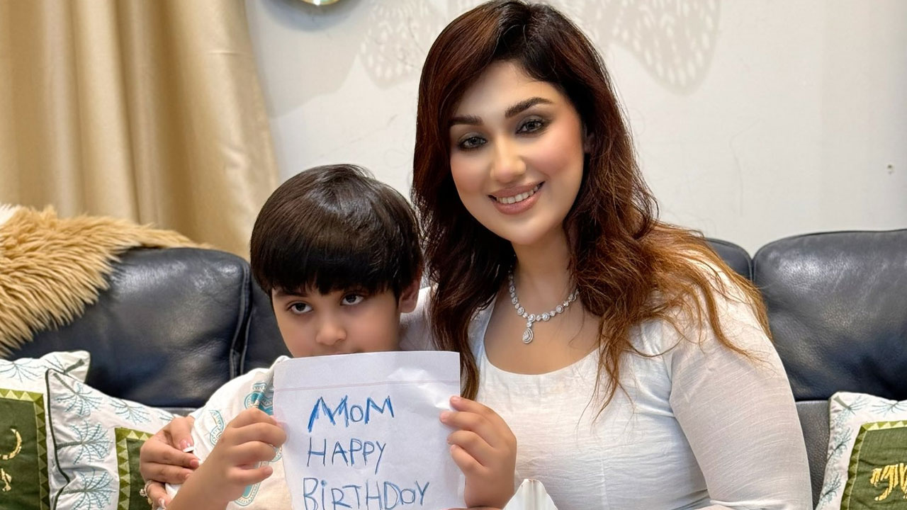 ছেলের সঙ্গে কেক কেটে অপু বিশ্বাসের জন্মদিন উদযাপন