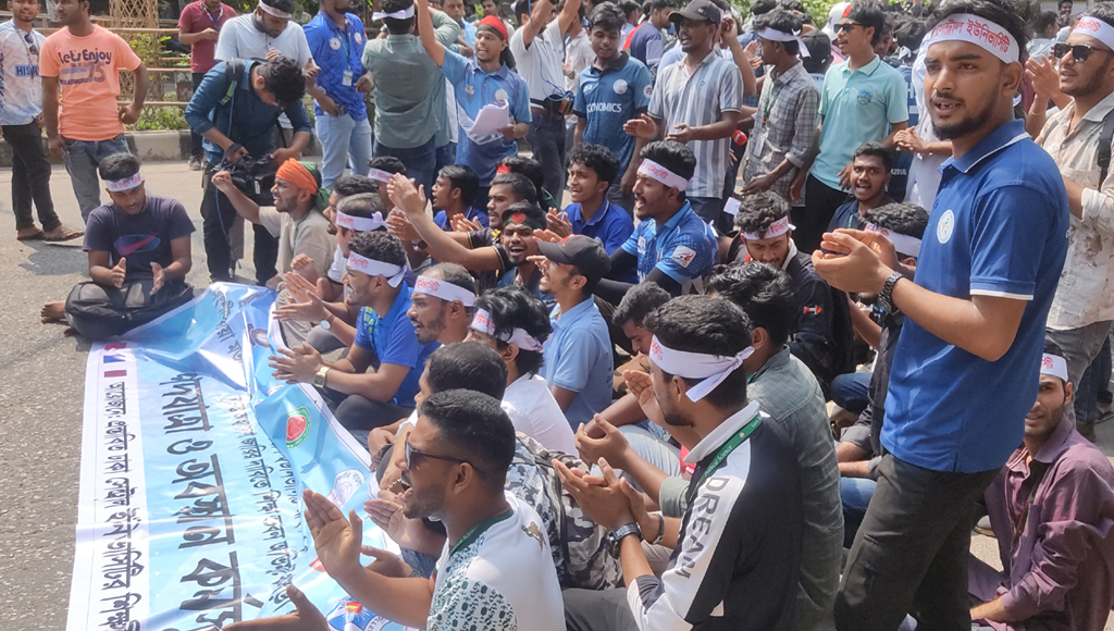 শিক্ষা ভবনের সামনে ৭ কলেজের শিক্ষার্থীদের বিক্ষোভ