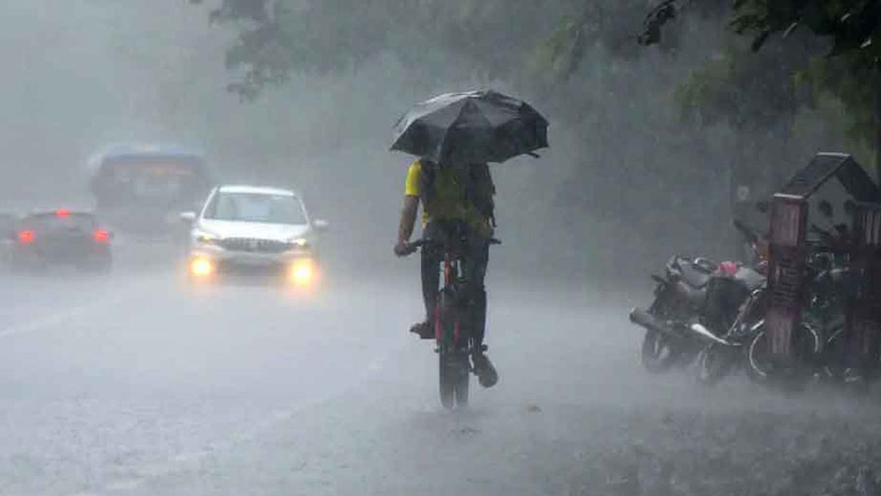 সারাদেশে বজ্রসহ বৃষ্টির আভাস